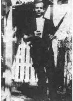Освальд со своей личной винтовкой системы «Спрингфилда». Эта фотография была одной из основных улик обвинения
